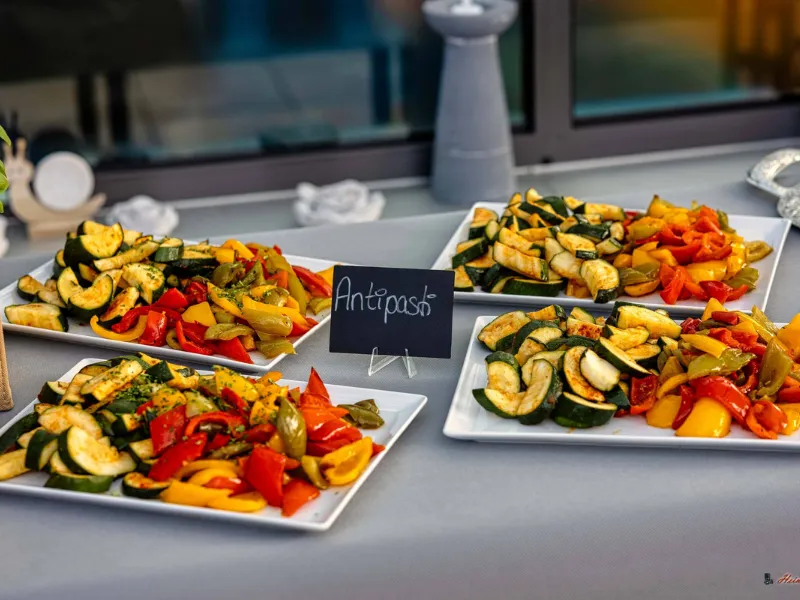 Verschiedene Fingerfood-Häppchen übersichtlich angerichtet