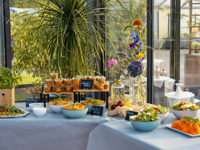 Buffet mit Fingerfood im Innenbereich