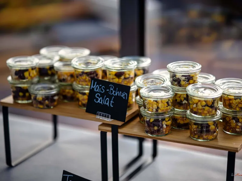 Verschiedene Fingerfood-Häppchen übersichtlich angerichtet