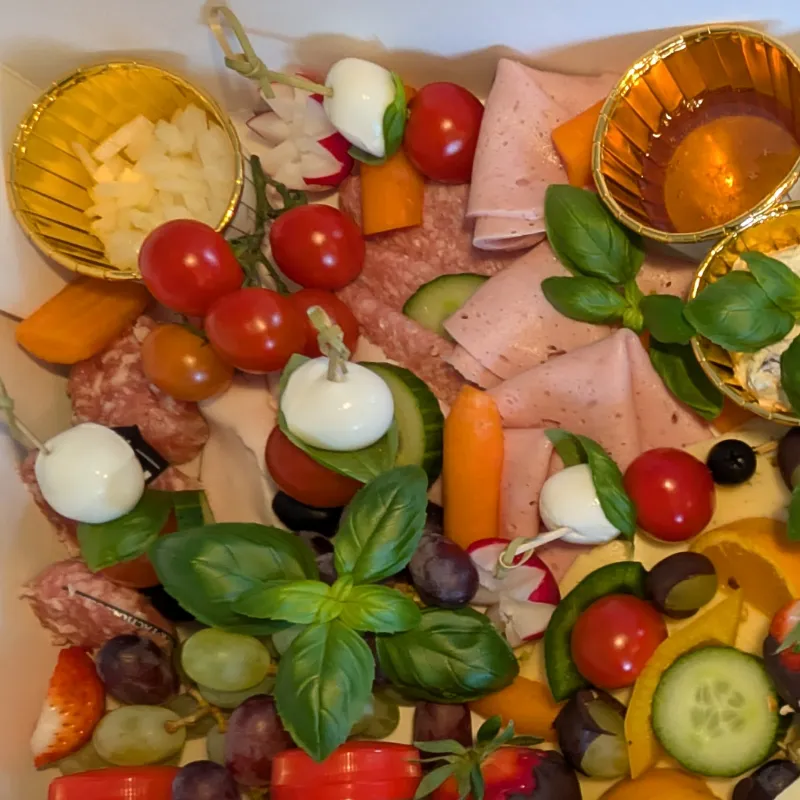 Auswahl an Aufschnitt, Käse und Zwiebelmett in einer Frühstücksbox