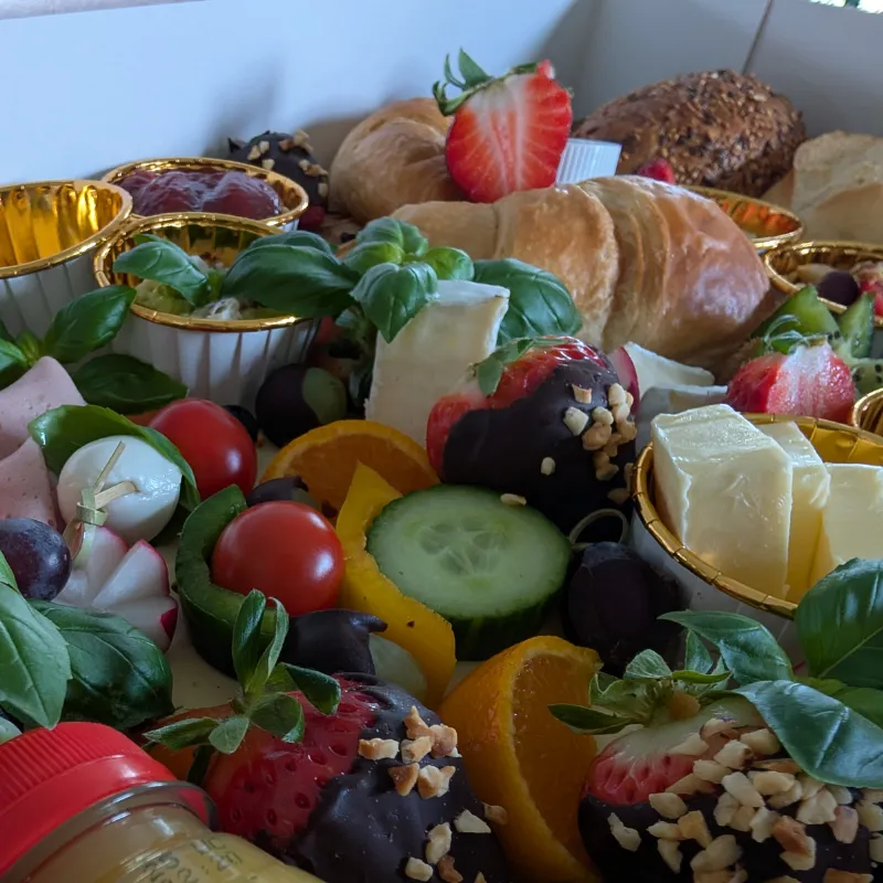 Brötchen, Brot und Croissants frisch angerichtet in einer Frühstücksbox