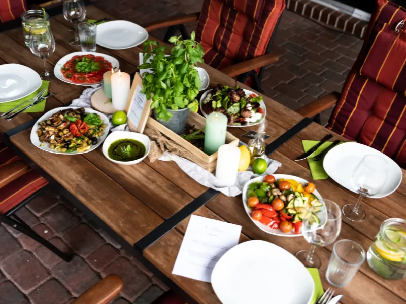 Gedeckter Tisch bei Grill & BBQ – entspannte Feier vor Ort