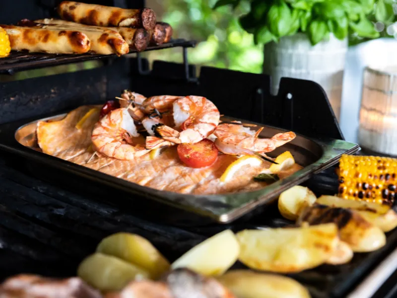 Belegter Grill mit Fleisch und Gemüse – Grill & BBQ live zubereitet