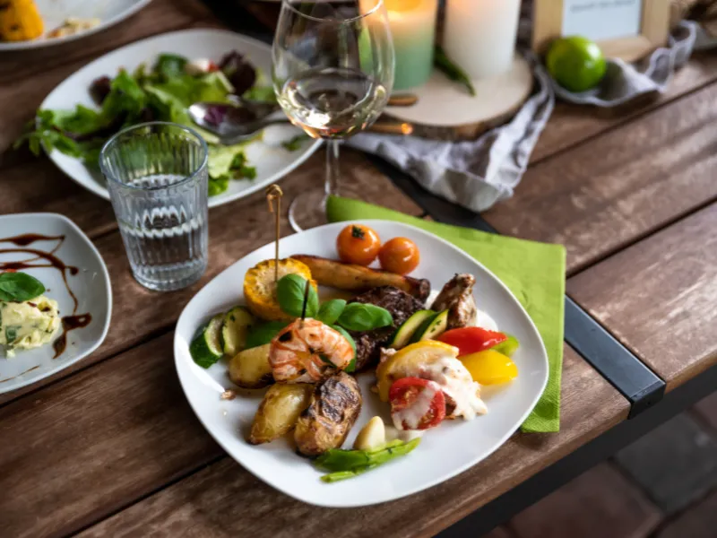 Tellergericht vom Grill mit Wein – Grill & BBQ mit Privatkoch