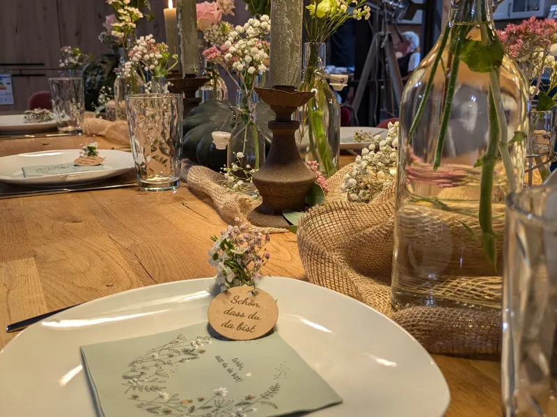 Gemeinsames Essen der selbst gekochten Gerichte nach dem Kochkurs