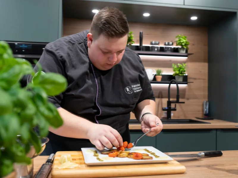 Privatkoch Patrick arbeitet konzentriert und strukturiert in der Küche