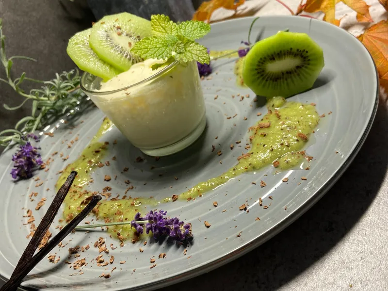 Feines Dessert im Glas mit Creme und frischen Früchten