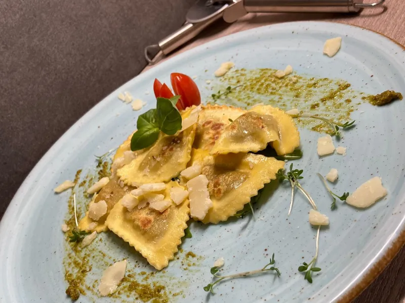 Frisch zubereitete gefüllte Pasta mit Kräutern und Parmesan