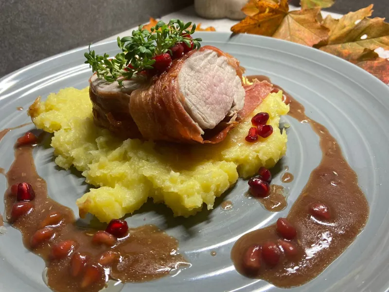 Schweinefilet mit cremigem Püree und fein abgestimmter Sauce angerichtet