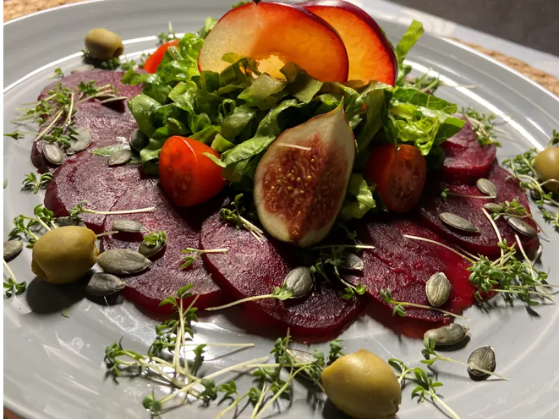 Rote-Bete-Carpaccio fein angerichtet