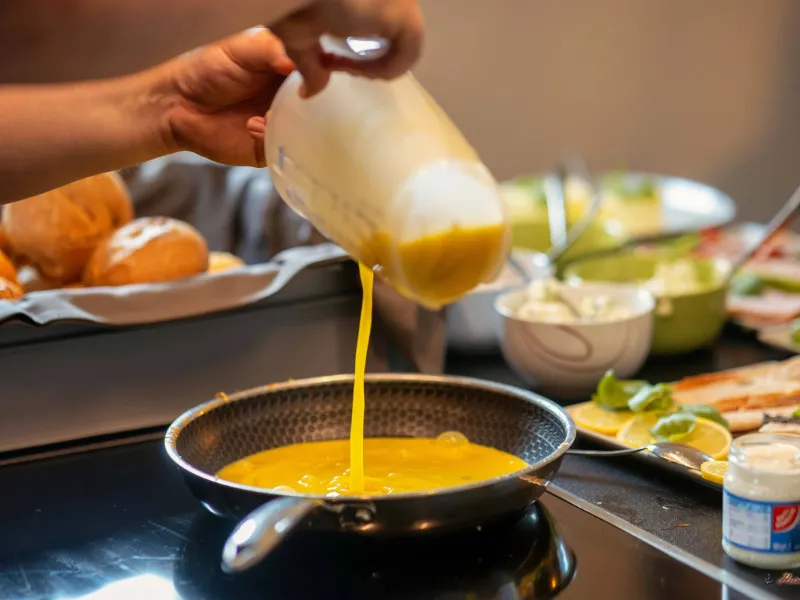 Frisches Rührei live zubereitet – Schlemmer Frühstück vor Ort