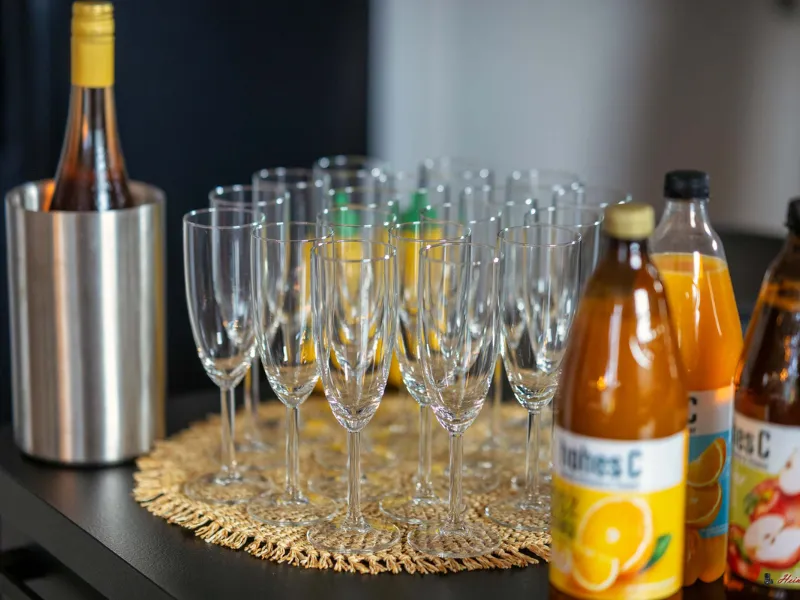 Sekt und Orangensaft beim Schlemmer Frühstück